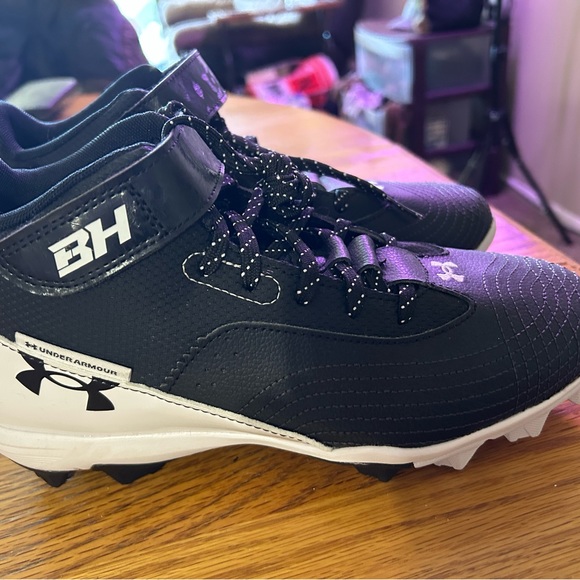 Youth size 6 baseball cleats - Picture 2 of 3